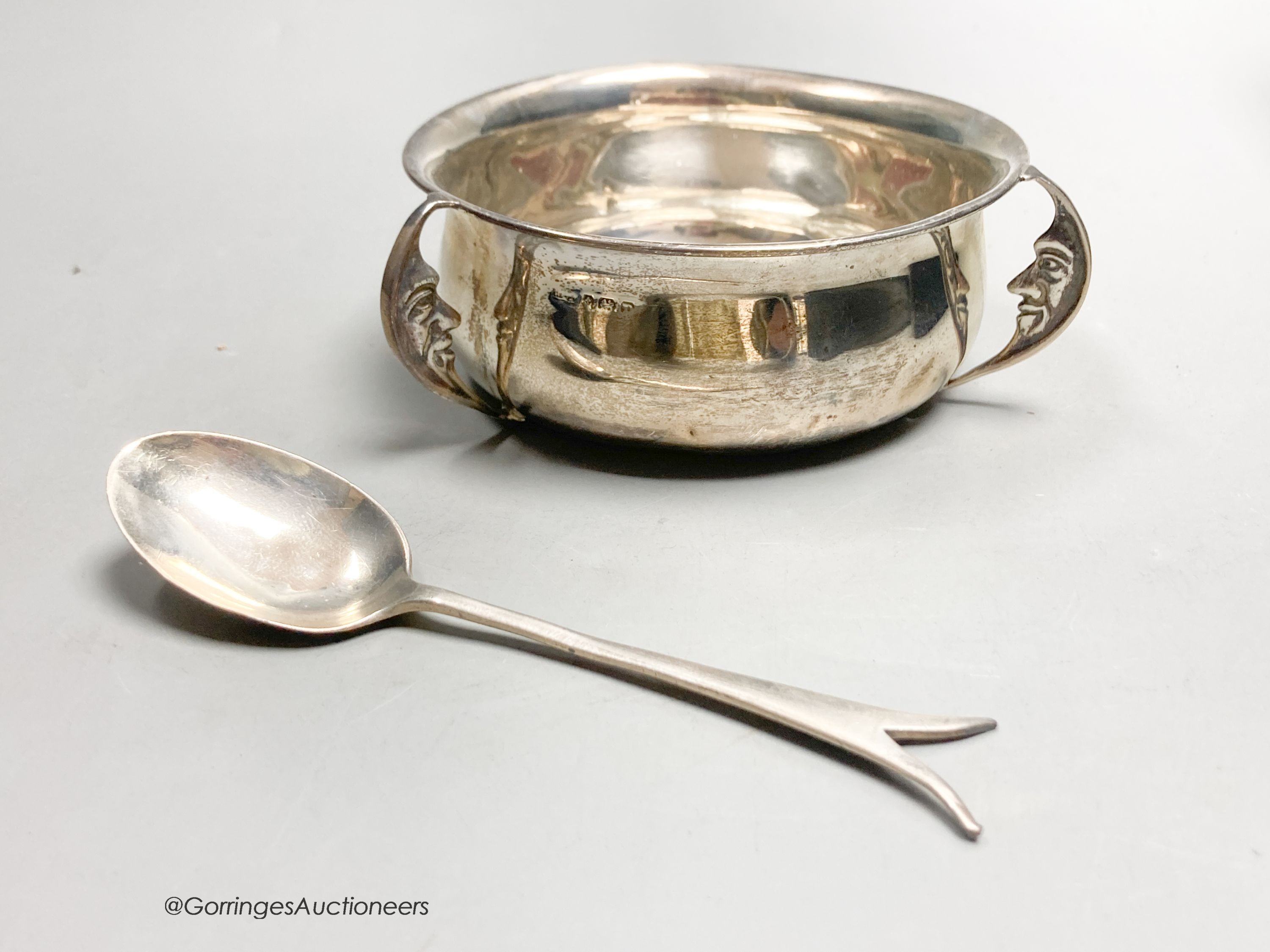 A cased 1920's silver porringer and spoon and cased sauceboat, 6.5oz.